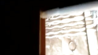একটি মেয়ে তার বিএফ সেক্সি বিএফ প্যান্ট খুঁজে স্টিকিং একটি লেঙ্গুড় সঙ্গে একটি ফোলা, কালো মানুষের দেখিতে প্রতিহত করতে পারে